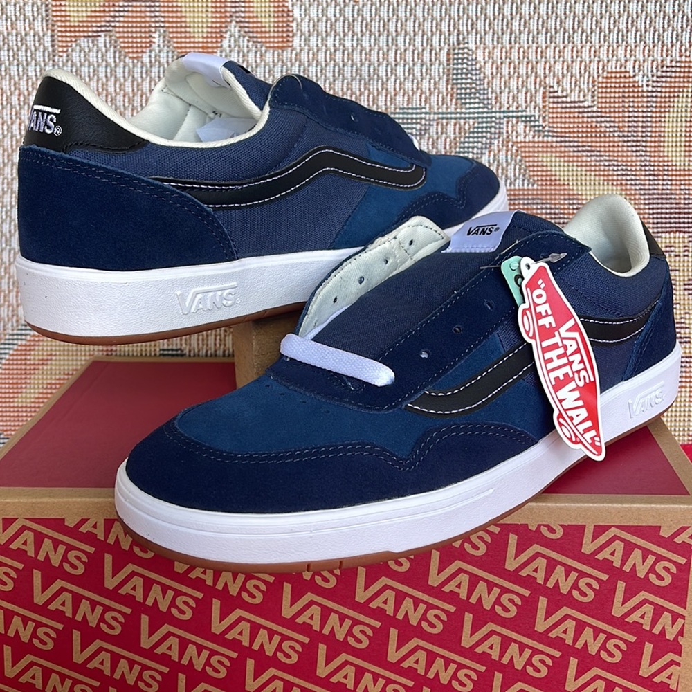 Vans WMNS Cruze Too Cc
Toned Dress Blues/Black
VN0ASKR5LKV
Sneakers